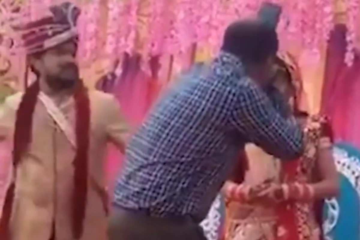 Bride Groom Viral Video: Dhulayi! Groom Beats Up Photographer For Getting Pally With Bride, Her Reaction Goes Viral, Watch