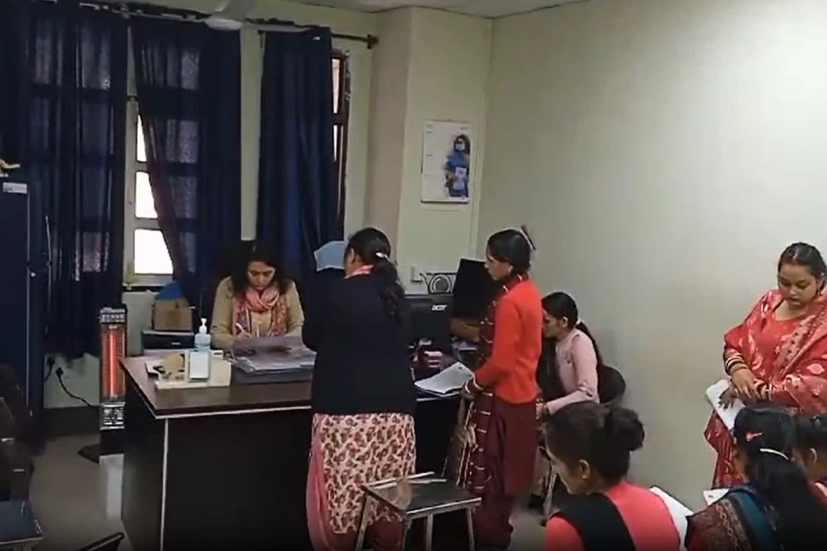 हिमाचल प्रदेशः भीड़ को चीरती आई मरीज बोली-पहले मेरा इलाज कर दीजिए, पूछा- पर्ची कहां हैं...तो महिला डॉक्टर को जड़े थप्पड़