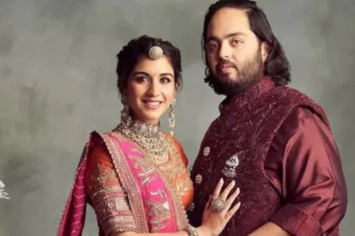 अनंत अंबानी-राधिका मर्चेंट के 'शुभ आशीर्वाद' के लिए निकला अंबानी परिवार