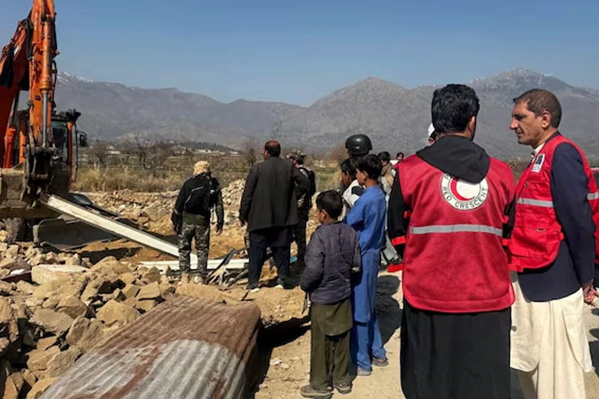 পাকিস্তানে ভয়াবহ জঙ্গি হামলা: আত্মঘাতী বিস্ফোরণে নিহত ১১ পুলিশকর্মী