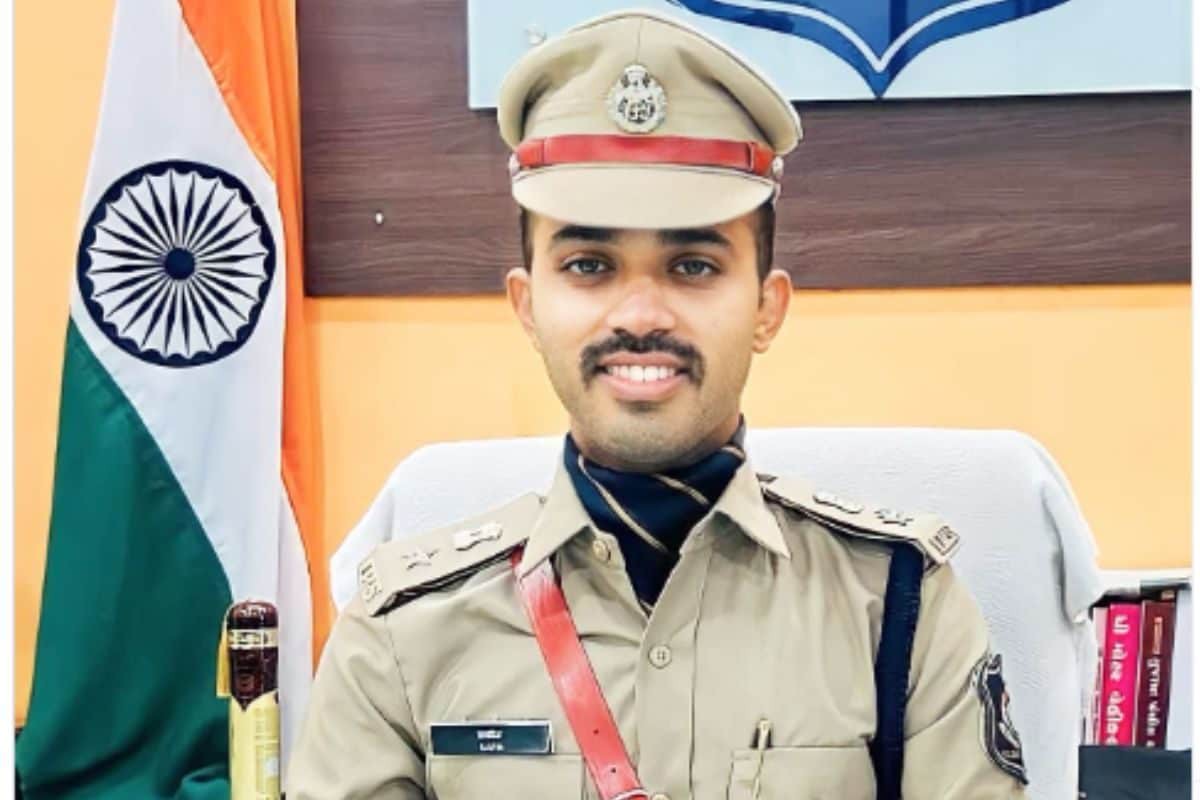 सुबह चाय की दुकान पर काम, रात को पिता के साथ मेहनत! 22 साल की उम्र में बने गरीब युवक आईपीएस “ ‧‧ . सुबह चाय की दुकान पर काम, रात को पिता के साथ मेहनत! 22 साल की उम्र में बने गरीब युवक आईपीएस “ ‧‧ .