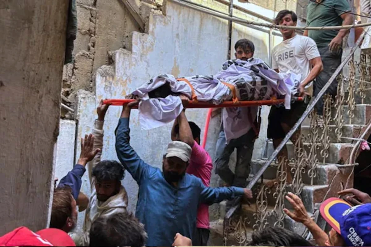 করাচিতে বহুতল ভবনে ভয়াবহ বিস্ফোরণ: শিশু ও মহিলাসহ প্রাণ হারালেন ১৬ জন