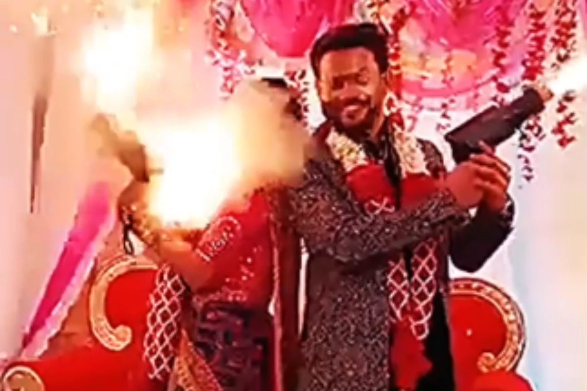 Bride Groom Viral Video: Couple's Varmala Stunt Goes Haywire! Fire Gun Malfunctions on Bride, Catches Fire; Watch