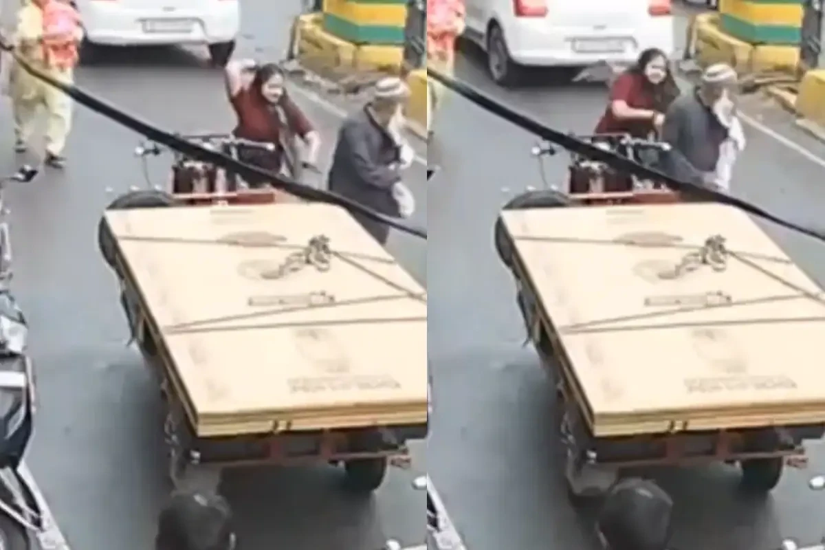 बीच बाजार पिटे चचा जान! मुजफ्फरनगर में महिला ने छेड़खानी करने वाले बुजुर्ग को पीटा, वीडियो वायरल बीच बाजार पिटे चचा जान! मुजफ्फरनगर में महिला ने छेड़खानी करने वाले बुजुर्ग को पीटा, वीडियो वायरल