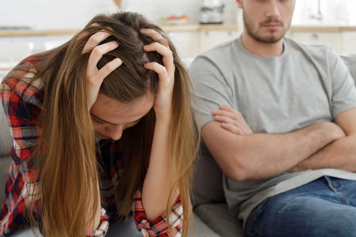 काम के सिलसिले में दूसरे शहर गई थी बीवी, लौटी तो गले पर था अजीब निशान, देखते ही पति हुआ बेहोश!