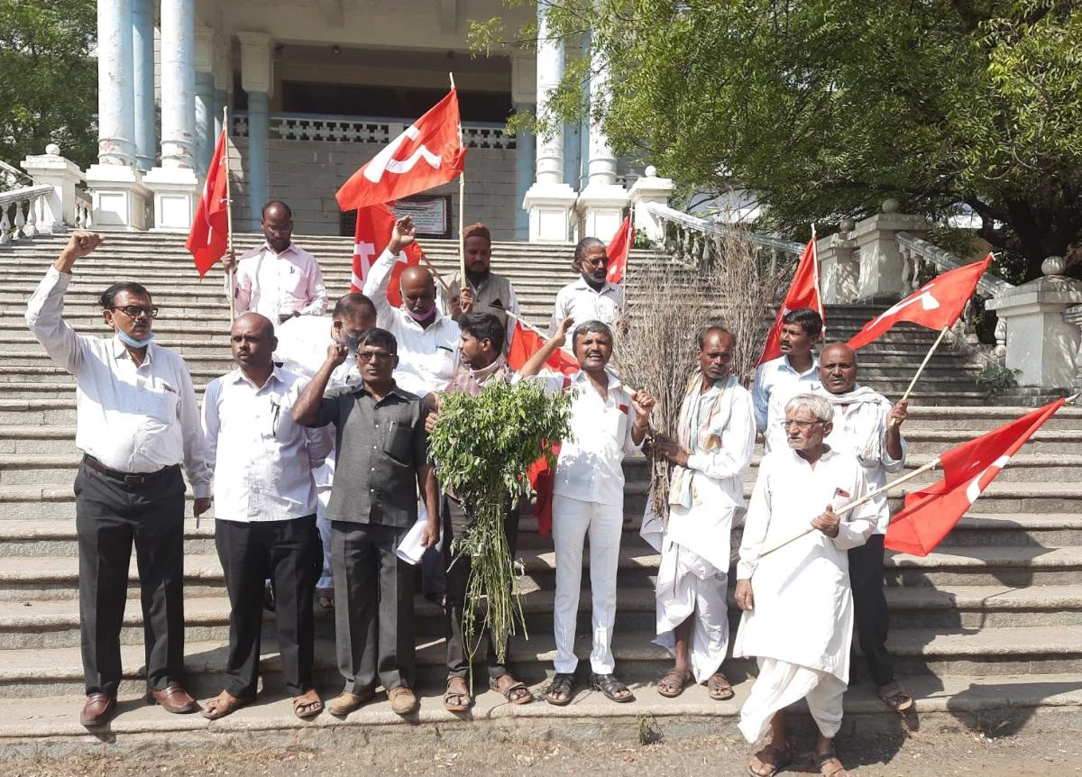 ರೈತರ ನೆರವಿಗೆ ಆಗ್ರಹಿಸಿ ಪ್ರತಿಭಟನೆ