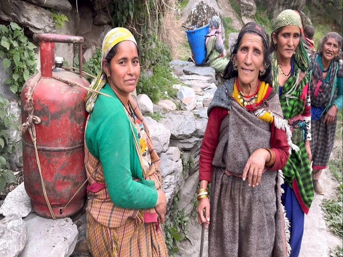 हिमाचल के मलाणा गांव में किसी को छूने पर देना होगा भारी जुर्माना!