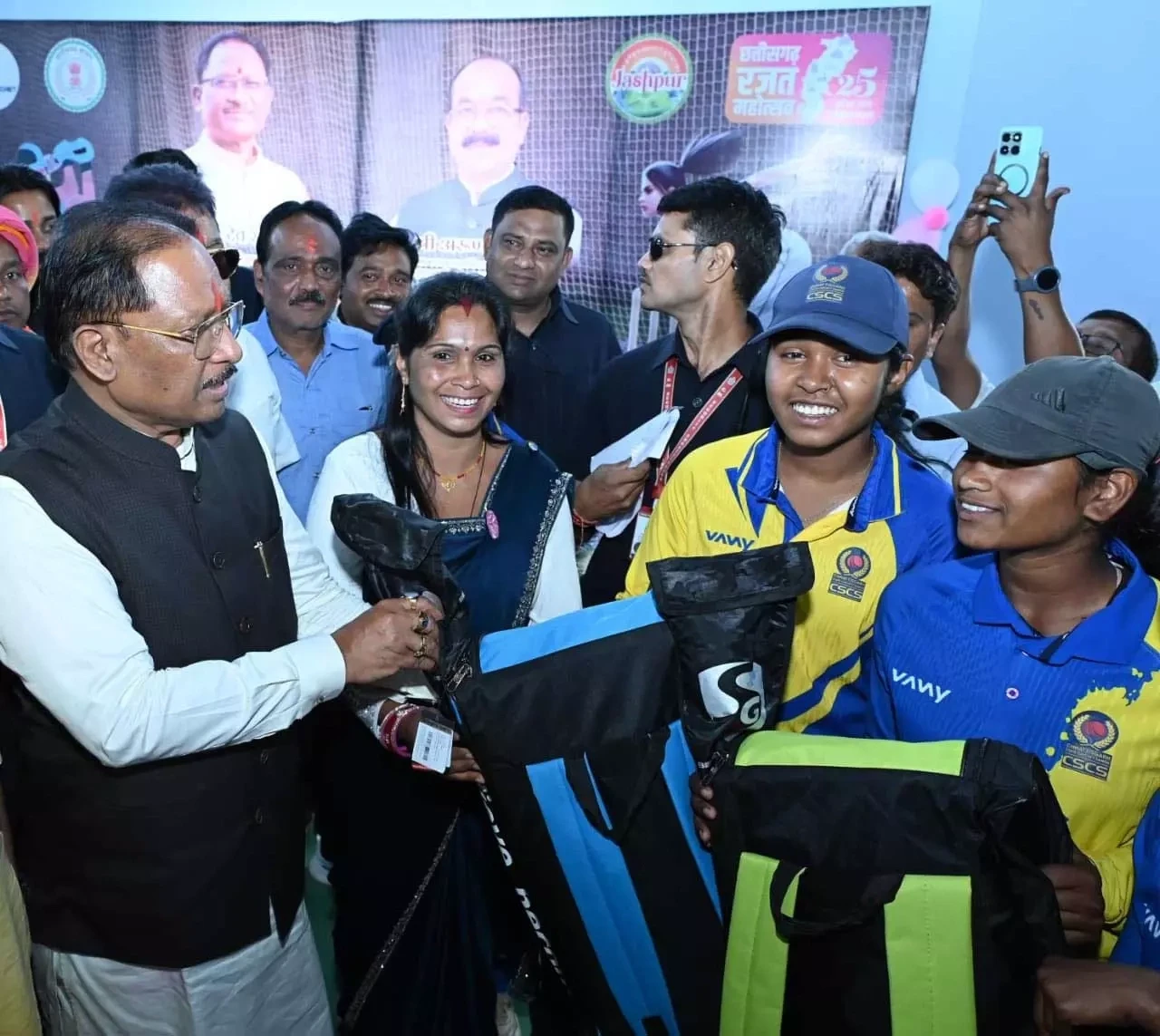 CM साय ने इचकेला की बालिका क्रिकेट खिलाड़ियों को किया सम्मानित | Dailyhunt