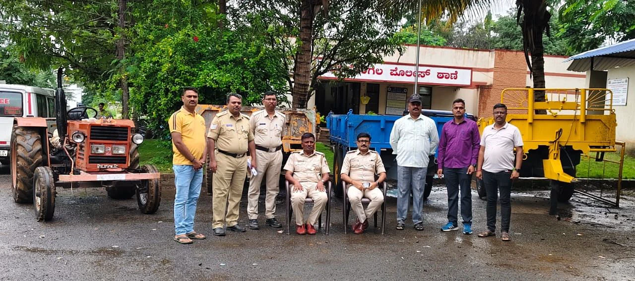 ಟ್ರ್ಯಾಕ್ಟರ್ ಟ್ರೈಲರ್ ಕಳ್ಳನ ಬಂಧನ: ನಾಲ್ಕು ಟ್ರ್ಯಾಕ್ಟರ್ ಟ್ರೈಲರ್ ವಶ