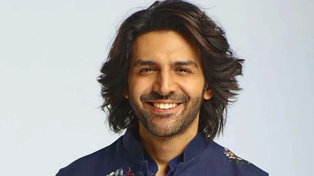 Kartik Aaryan receives roses from female fan at airport, video goes viral- WATCH