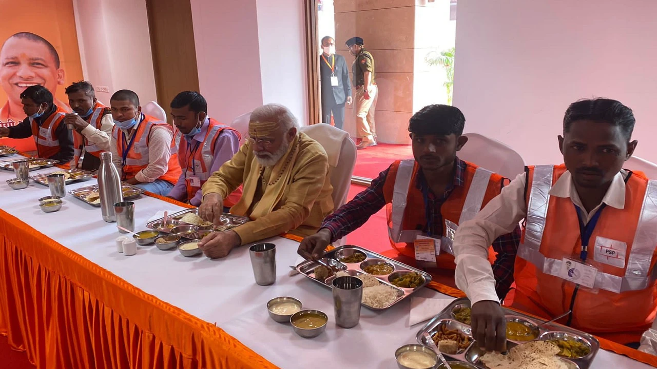 PM मोदी और CM योगी ने मजदूरों संग खाया खाना, थाली में परोसे 9 तरह के व्यंजन, देखें Video