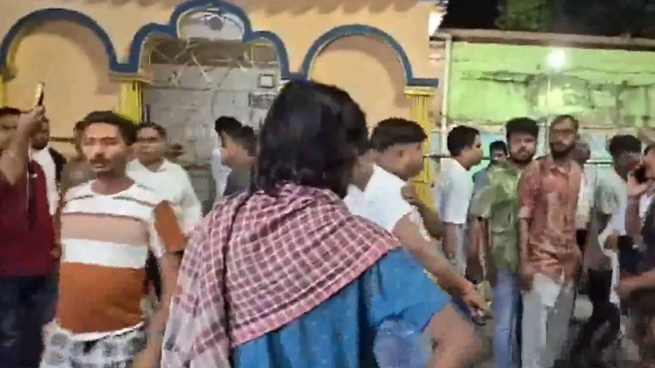 প্রধানমন্ত্রী আসার আগেই অশান্ত উত্তর ২৪ পরগনা, বিজেপি বিধায়কের বাড়ি লক্ষ্য করে বোমাবাজি! – এবেলা