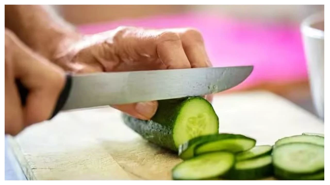 वजन घटाने के चक्कर में ज्यादा खीरा खाना पड़ सकता है भारी, जानें सही तरीका!