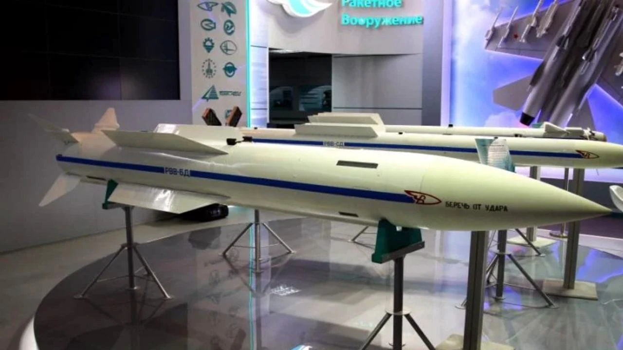 दुश्मन के विमानों का काल बनेगी रूसी आर-३७ मिसाइल भारत अपनी वायुसेना के लिए खरीदने जा रहा ३०० घातक हथियार