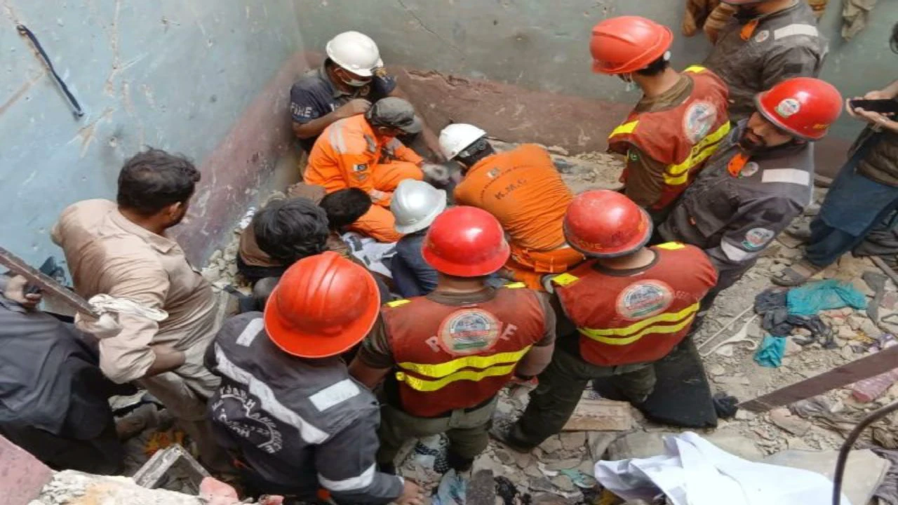 করাচিতে সিলিন্ডার বিস্ফোরণে ভবন ধস: শিশুসহ মৃত অন্তত ১৩