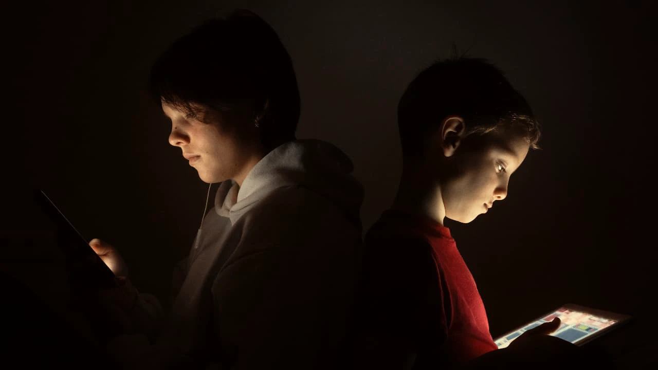 শিশুদের জন্য সোশ্যাল মিডিয়া ব্যবহারে কড়া বিধিনিষেধের পথে কেন্দ্র