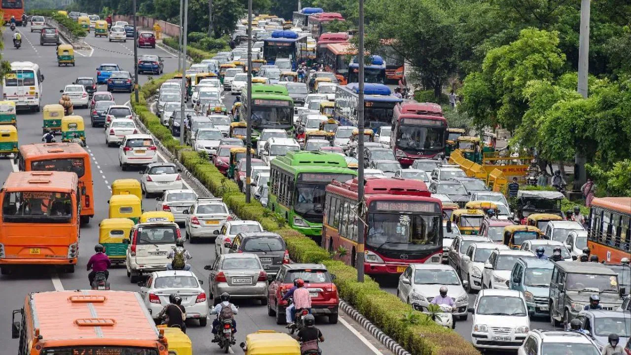 दिल्ली में पुरानी गाड़ियों पर शिकंजा, 1 जुलाई से लगेगा भारी जुर्माना दिल्ली में पुरानी गाड़ियों पर शिकंजा, 1 जुलाई से लगेगा भारी जुर्माना