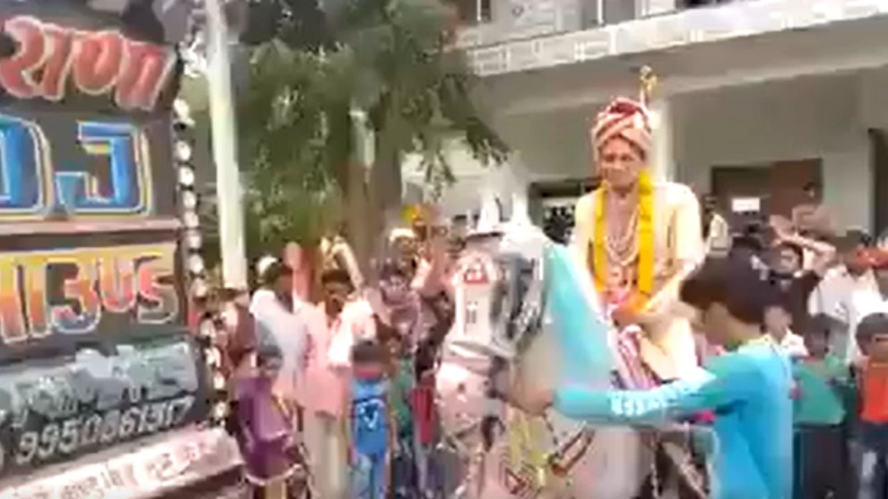 पटाखों की आवाज से भड़की घोड़ी, दूल्हे को लेकर हुई फुर्र पटाखों की आवाज से भड़की घोड़ी, दूल्हे को लेकर हुई फुर्र