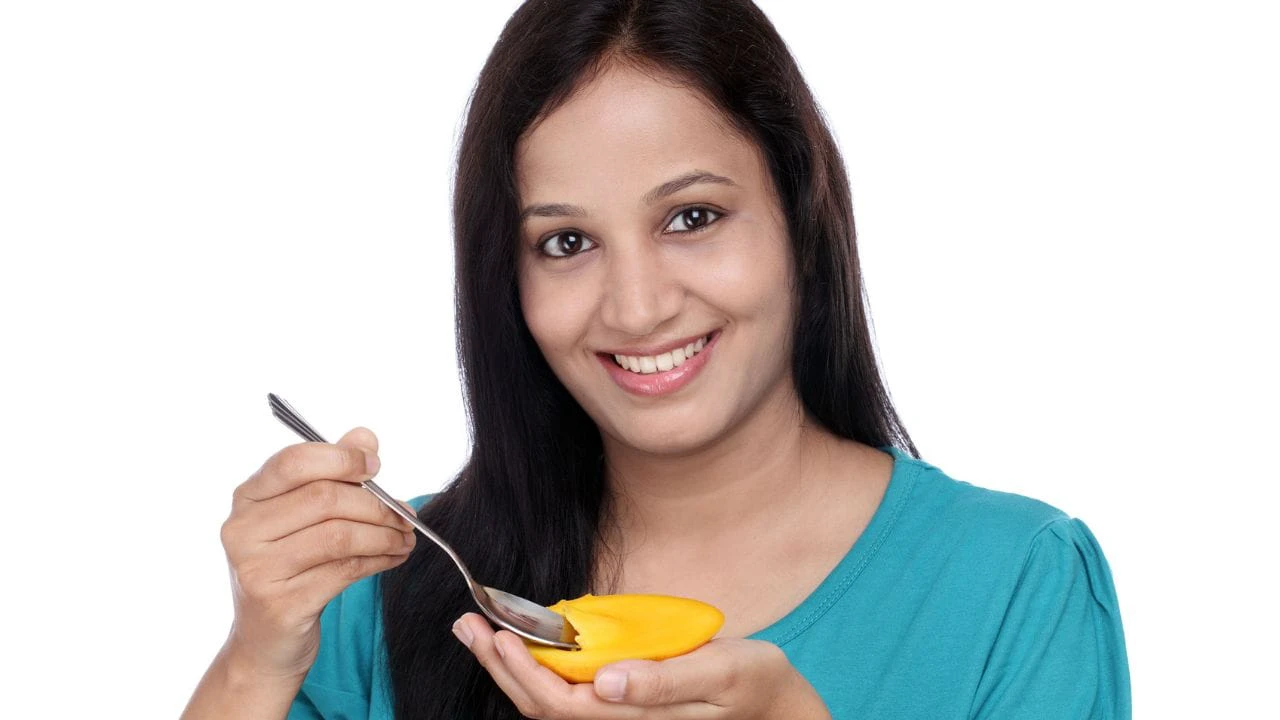 क्या आम खाने से बढ़ता है शुगर? जानिए डायबिटीज मरीजों के लिए फल खाने का सही तरीका!