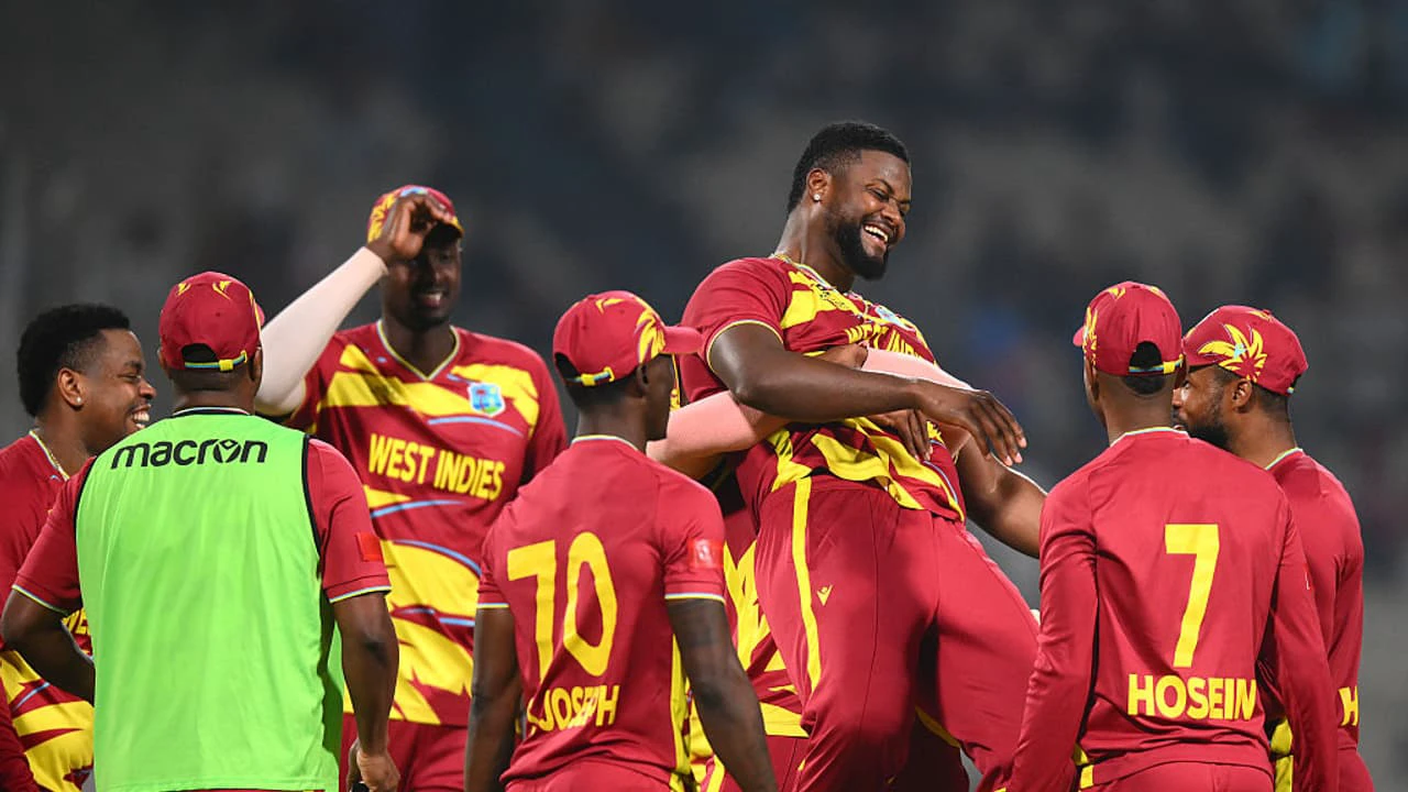 টি-২০ বিশ্বকাপ: ইংল্যান্ডকে ধুলো হারিয়ে সুপার এইটের পথে অপ্রতিরোধ্য ওয়েস্ট ইন্ডিজ!