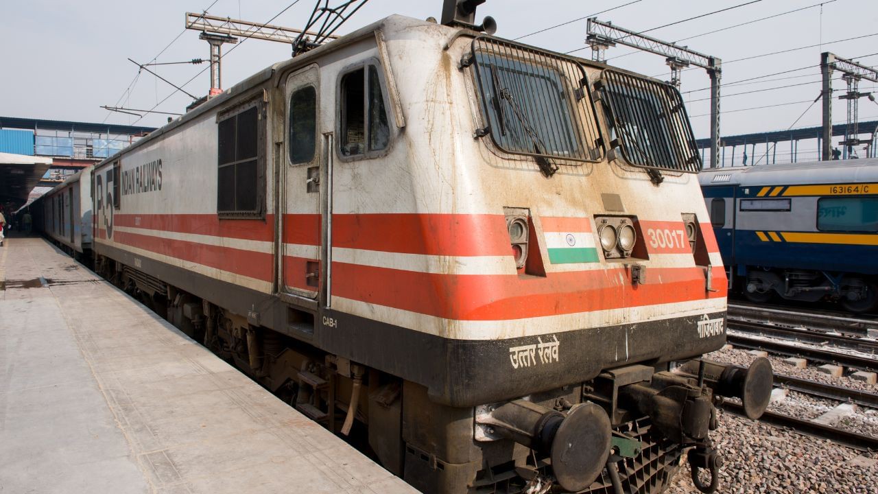 थक गया हूं, अब नहीं चलाऊंगा!’ कुंभ मेले में ट्रेन छोड़कर चला गया ड्राइवर, फिर जो हुआ जानकर रह जाएंगे हैरान! “ • ˌ थक गया हूं, अब नहीं चलाऊंगा!’ कुंभ मेले में ट्रेन छोड़कर चला गया ड्राइवर, फिर जो हुआ जानकर रह जाएंगे हैरान! “ • ˌ