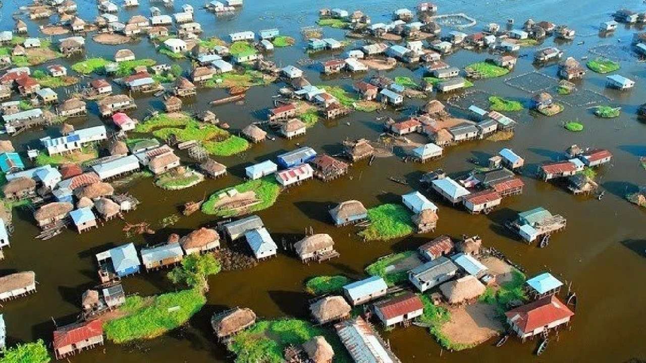 पानी पर तैरता खूबसूरत गांव, नाव से आवाजाही, नाव पर ही बाजार पानी पर तैरता खूबसूरत गांव, नाव से आवाजाही, नाव पर ही बाजार