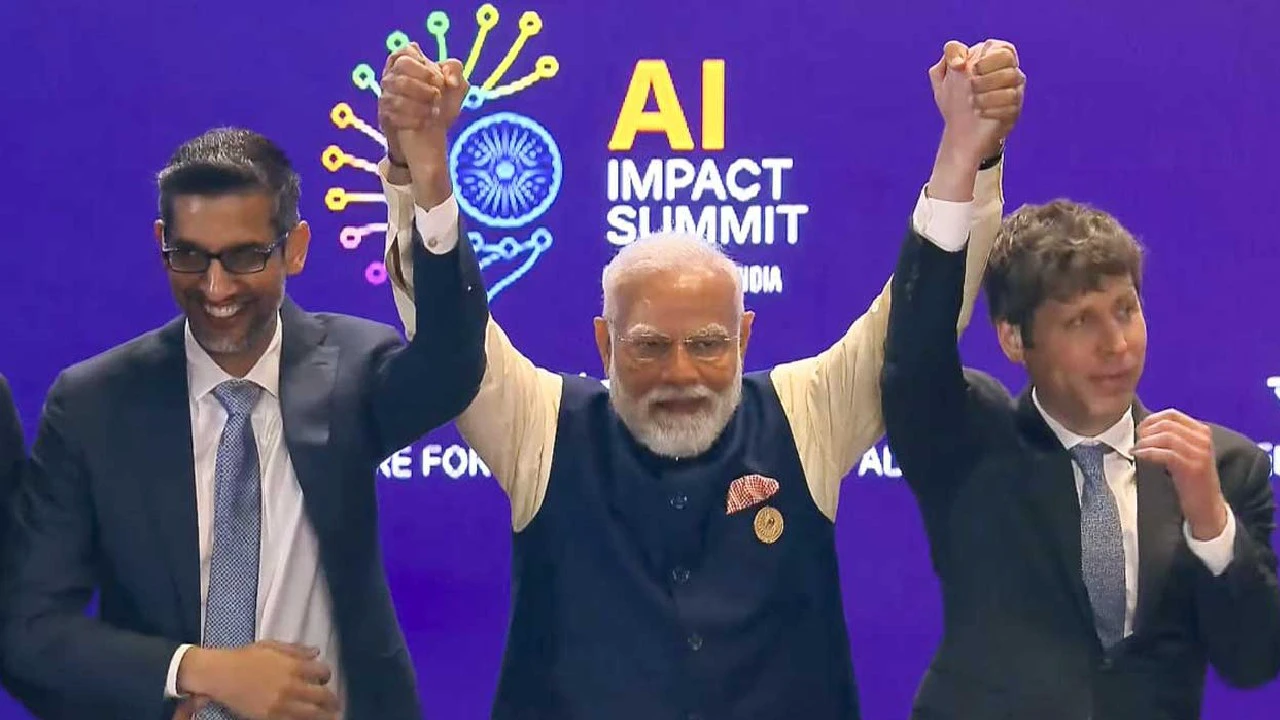 এআই প্রযুক্তির নিয়ন্ত্রণে মানবিক স্পর্শের আহ্বান প্রধানমন্ত্রীর