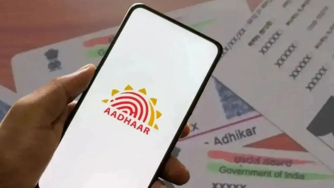 स्मार्टफोन में आधार ऐप अनिवार्य नहीं! विरोध के बाद यूआईडीएआई ने वापस लिया प्रस्ताव