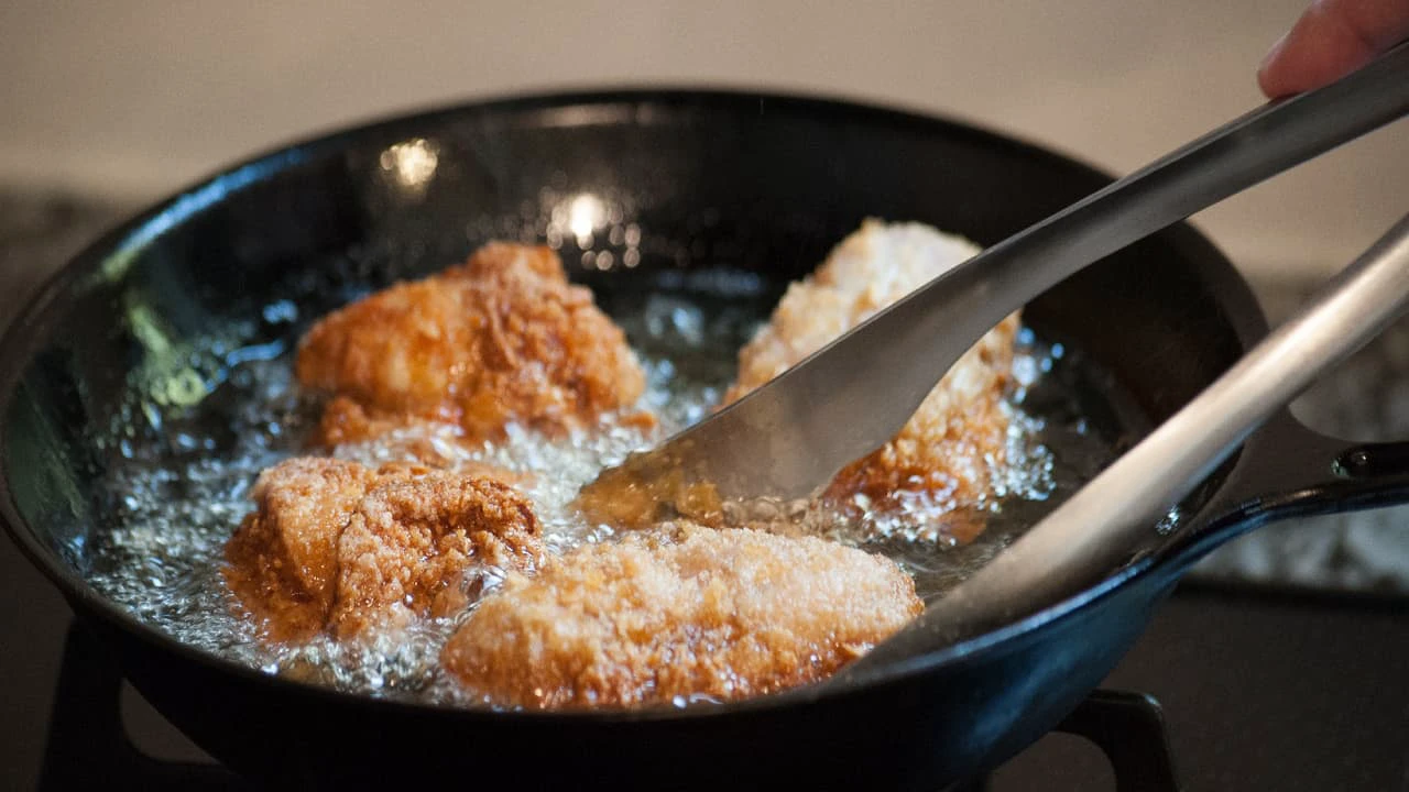 তরকারিতে তেলের বন্যা? হাতের কাছে থাকা ঘরোয়া জিনিসেই ফিরবে খাবারের স্বাদ