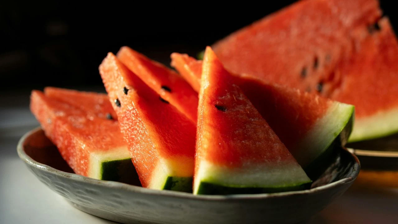 खाली पेट तरबूज खाने से सेहत को हो सकते हैं ये 5 गंभीर नुकसान