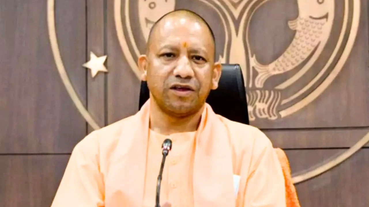 यूपी में बड़ा प्रशासनिक फेरबदल, 8 IAS और 15 PCS अधिकारियों का तबादला यूपी में बड़ा प्रशासनिक फेरबदल, 8 IAS और 15 PCS अधिकारियों का तबादला