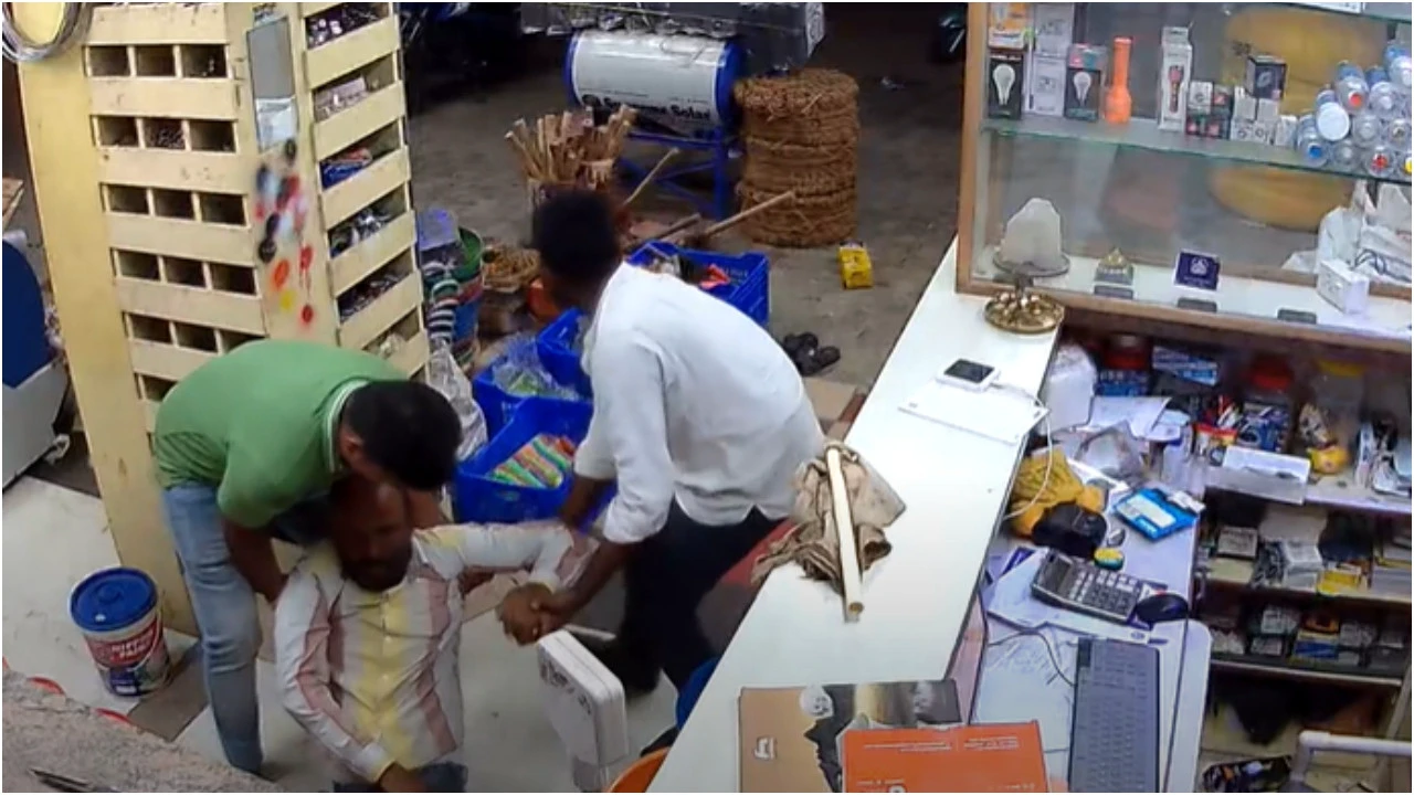 दुकान में खड़े शख्स को आया हार्ट अटैक, चंद सेकंड में ही तोड़ दिया दम; CCTV फुटेज वायरल