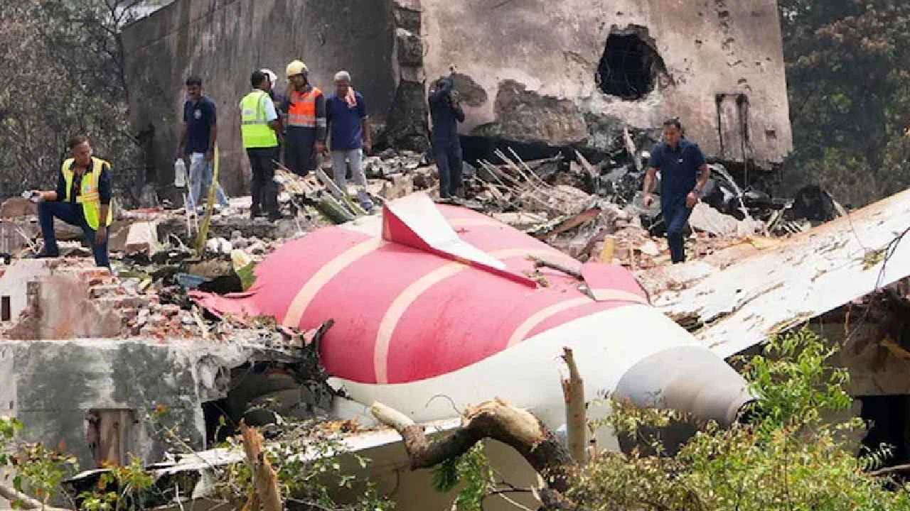 বিমানের ফুয়েল সুইচ বন্ধ করেছিলেন পাইলট নিজে আর তাতেই ঘটে যায় ভয়াবহ আহমেদাবাদ দুর্ঘটনা