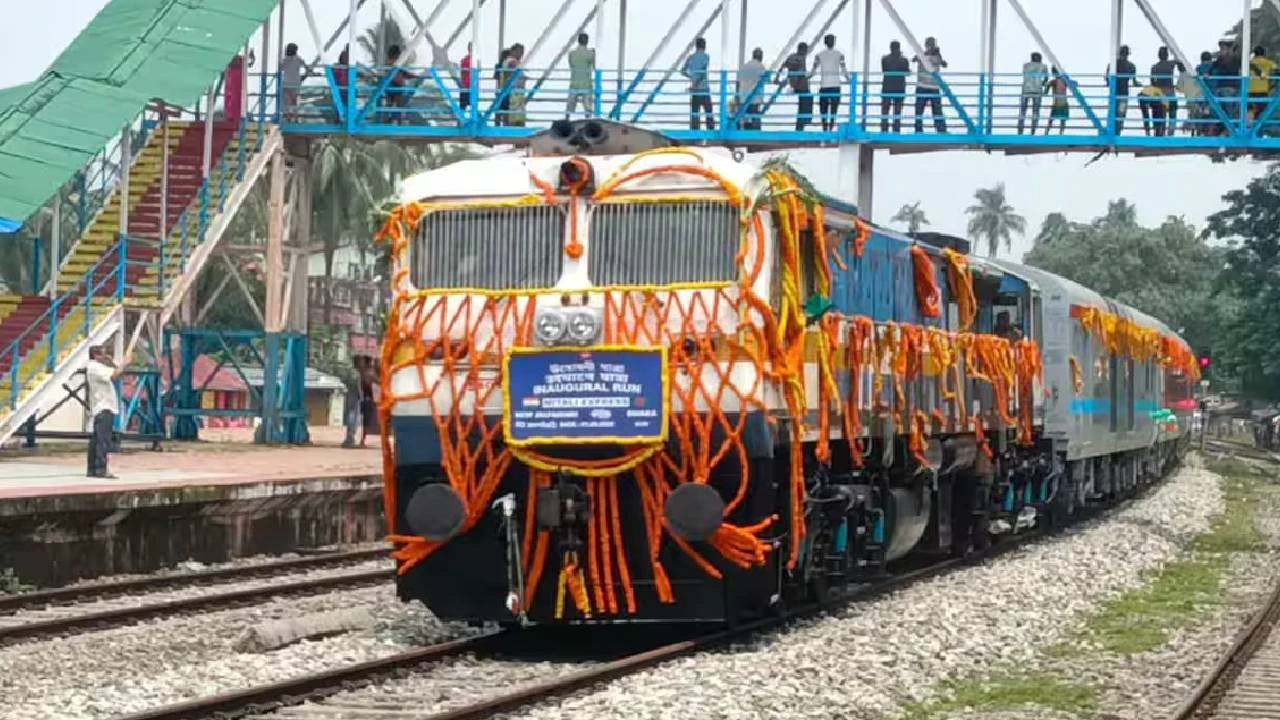 মেদিনীপুর যাওয়ার বিশেষ ট্রেন বাতিল হওয়ায় বিপাকে হাজারো পুণ্যার্থী