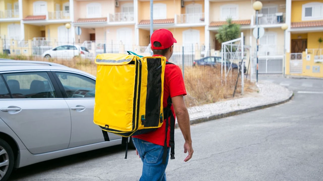 मुंबई में डिलीवरी बॉय बनकर घर में घुसा हमलावर, छात्रा का गला दबाकर जान से मारने की कोशिश