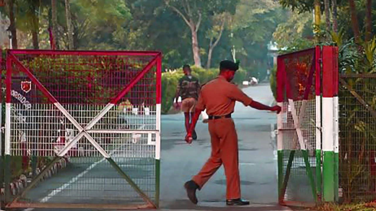 বাংলাদেশ সীমান্ত পেরোনো কি এখন কঠিন হবে চ্যাংরাবান্ধায় স্তব্ধ বাণিজ্য ও যাতায়াত