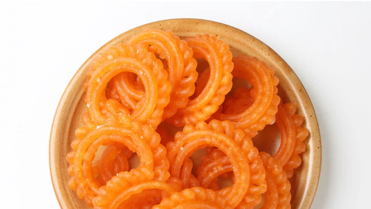 বাড়িতেই বানান দোকানের মতো মুচমুচে অমৃতি: রইল সহজ রেসিপি