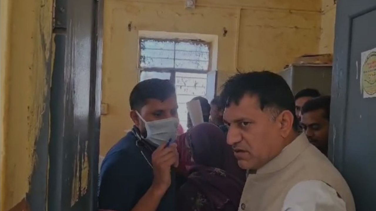 एक मिनट में जेल भिजवा दूंगा! बाड़मेर SDM की डॉक्टर को सरेआम फटकार, Video वायरल “ > • ˌ एक मिनट में जेल भिजवा दूंगा! बाड़मेर SDM की डॉक्टर को सरेआम फटकार, Video वायरल “ > • ˌ