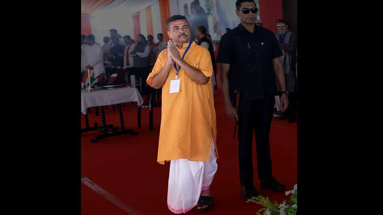 বাংলার মুখ্যমন্ত্রী হিসেবে শপথ নিলেন শুভেন্দু, পোশাকেই দিলেন বড় চমক!