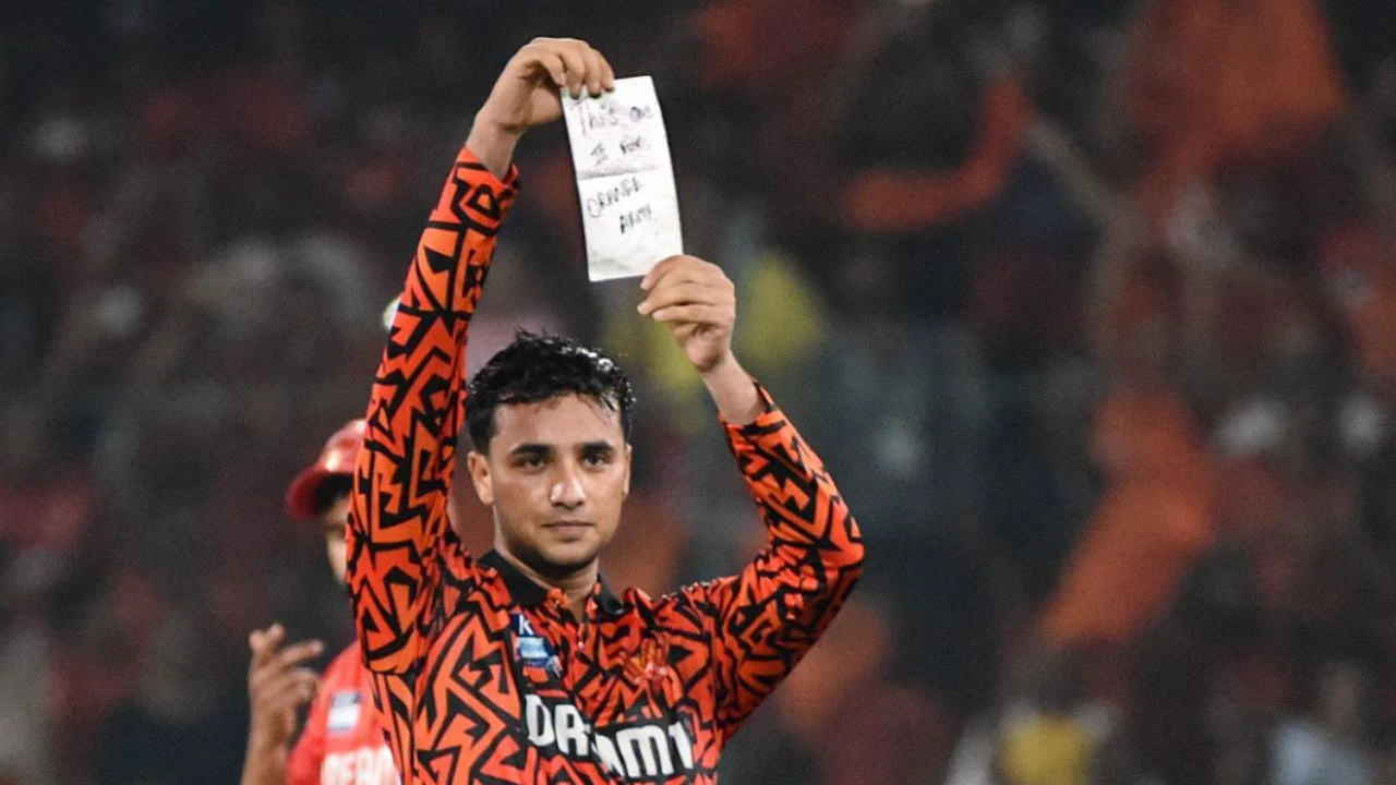 अभिषेक शर्मा ने शतक पूरा कर लहराया सफेद कागज, दिया बहुत खास मैसेज, खुशी से उछल पड़ीं काव्या मारन