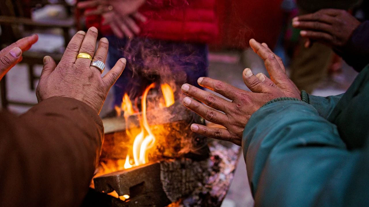 बंद कमरे में अंगीठी जलाकर सोना पड़ सकता है भारी जा सकती है जान