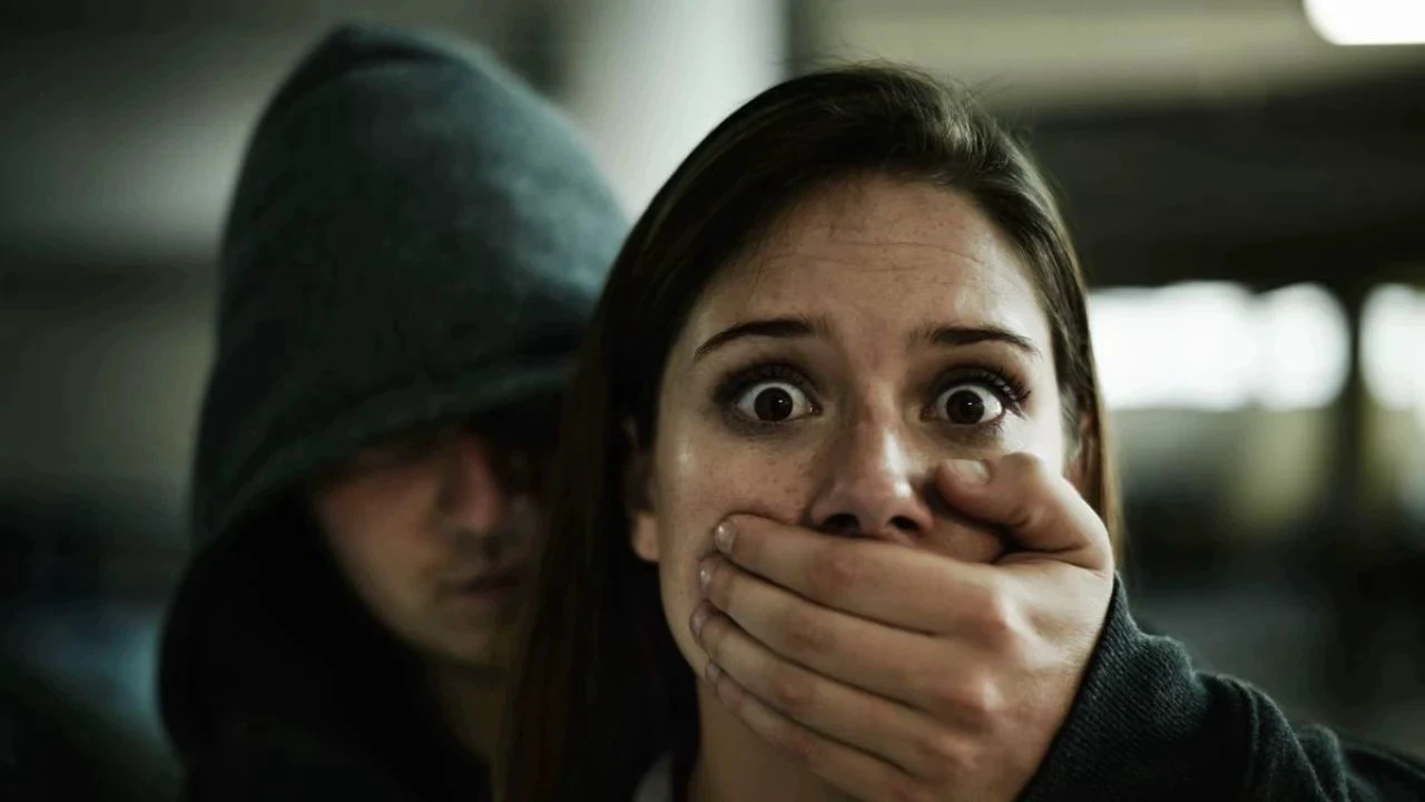 बेटे की गैरमौजूदगी में बहू को ‘आधे कपड़ों में आने’ का ससुर ने दिया घिनौना ऑफर! डीएसपी की बेटी ने लगाए गंभीर आरोप