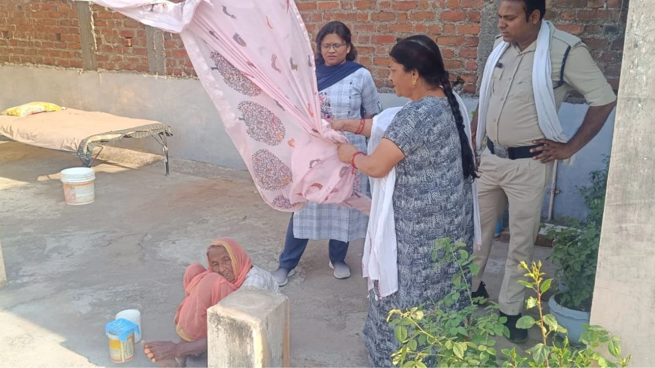 42 डिग्री तापमान, तपती छत. बुजुर्ग मां को बेसहारा छोड़ गए बेटा-बहू, रुला देगी ये कहानी