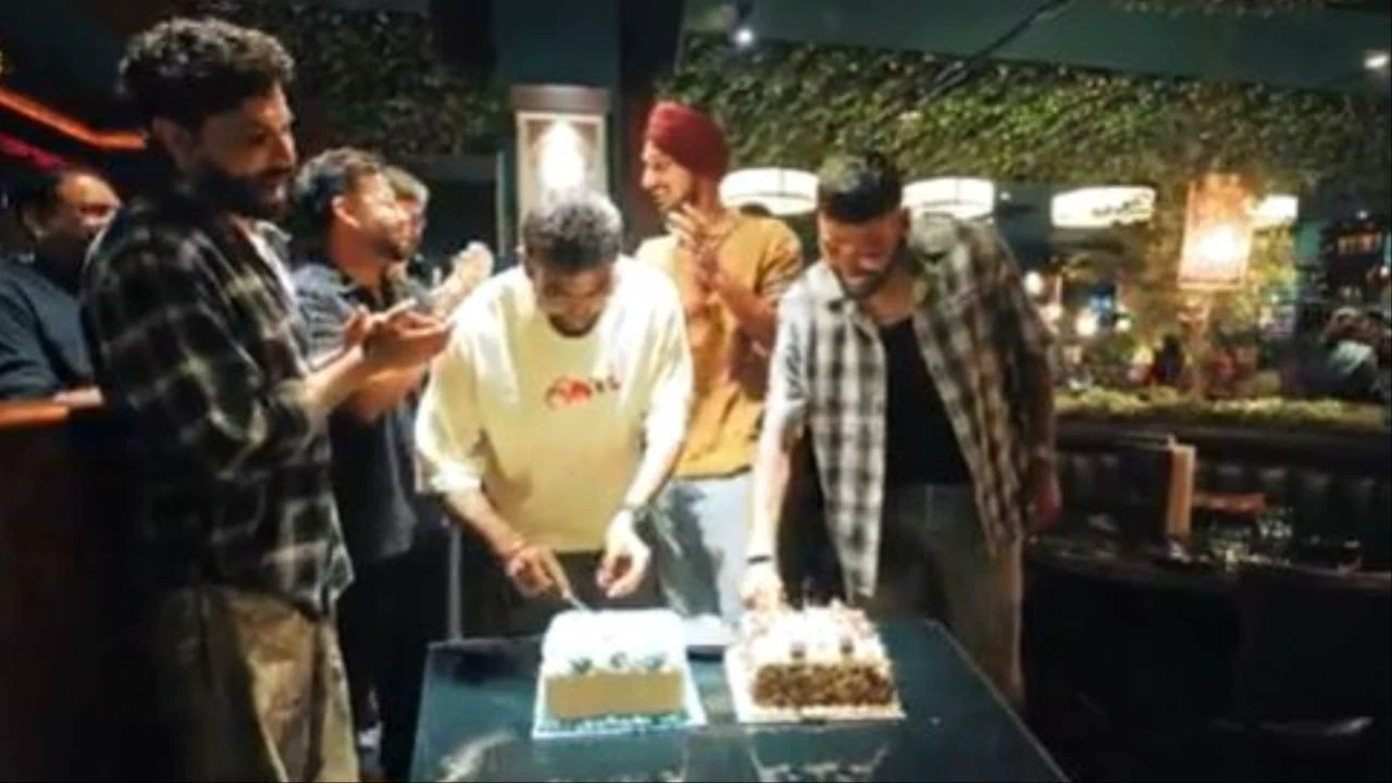 टीम इंडिया का इंग्लैंड में जश्न, टी20 विश्व कप जीत की सालगिरह पर काटा केक टीम इंडिया का इंग्लैंड में जश्न, टी20 विश्व कप जीत की सालगिरह पर काटा केक