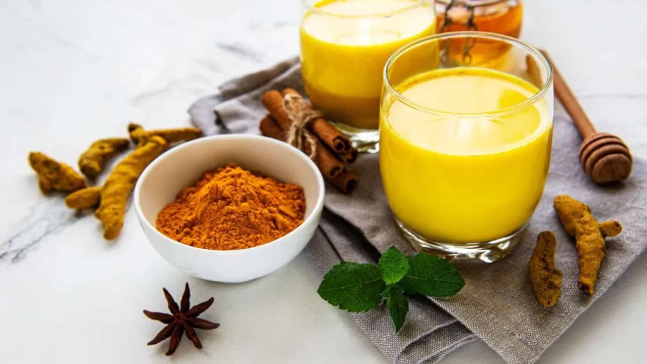 Turmeric Milk: పసుపు కలిపిన పాలు వీరికి విషంతో సమానం.. పొరబాటున కూడా తాగకూడదు