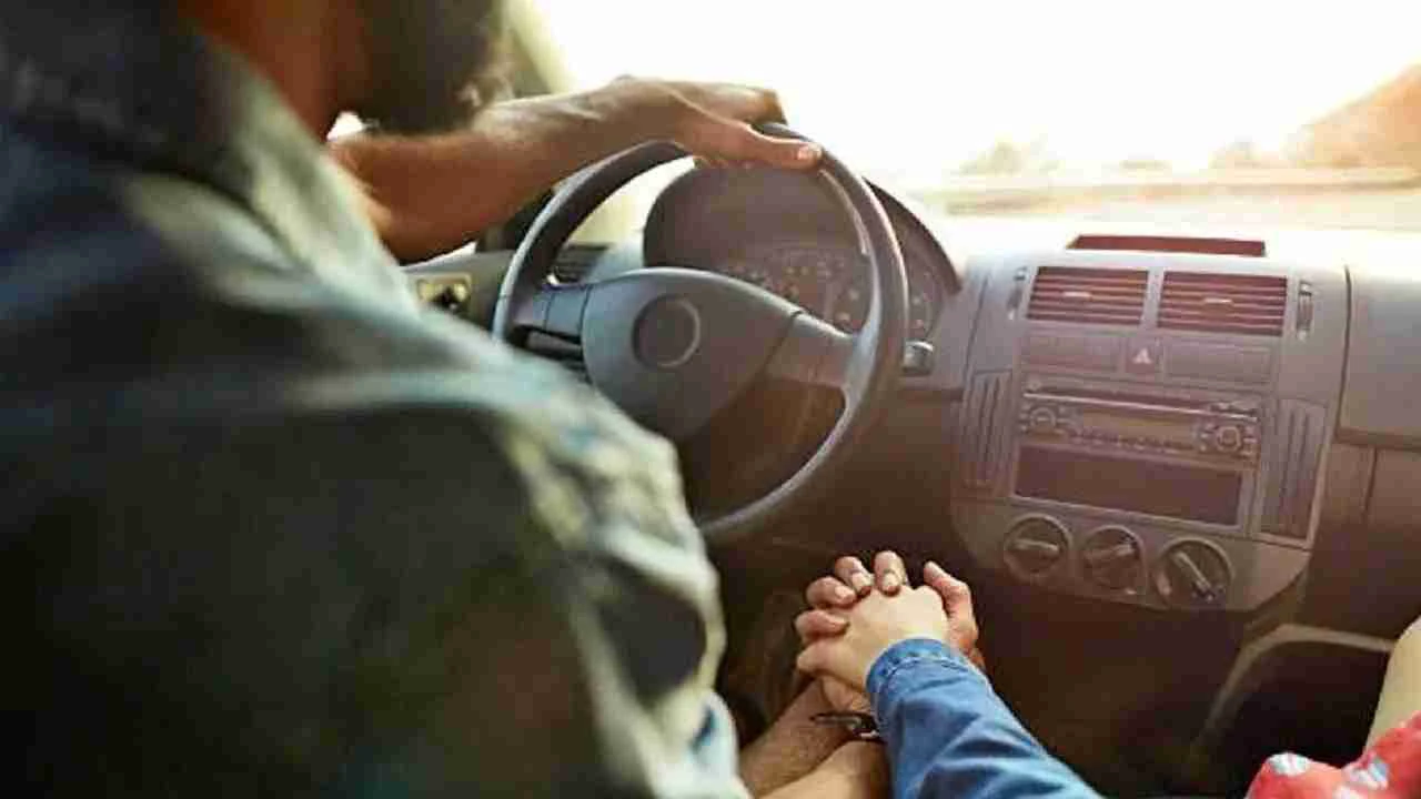 पत्नी के साथ घूमने निकला था, बीच रास्ते में पति ने जो किया, उसे सुनकर सभी हैरान पत्नी के साथ घूमने निकला था, बीच रास्ते में पति ने जो किया, उसे सुनकर सभी हैरान