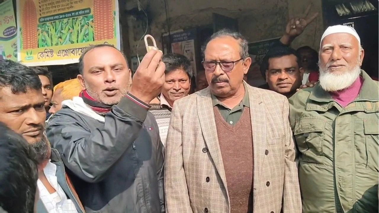 প্রতিপক্ষের অফিসে তালা খুললেন বিএনপি নেতা সম্প্রীতির নয়া নজির পঞ্চগড়ে