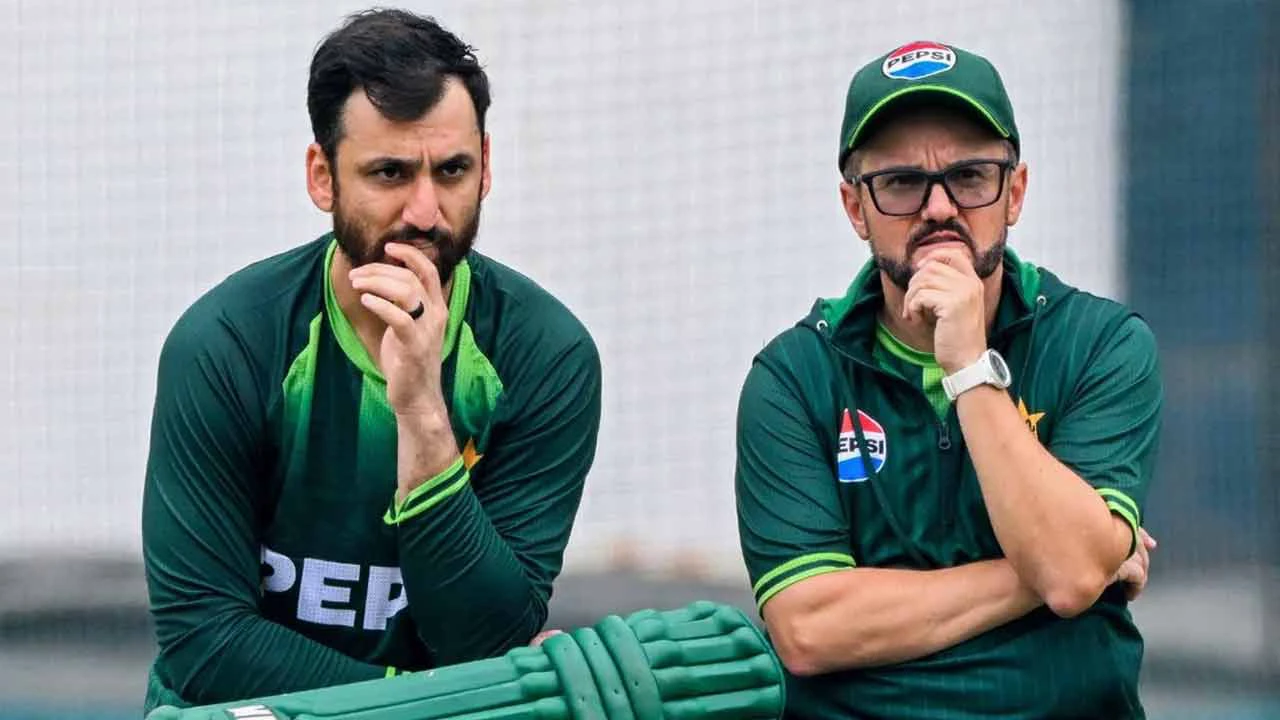 ডাগ আউটে চরম অশান্তি: কোচ ও অধিনায়কের বাদানুবাদে উত্তপ্ত পাকিস্তান শিবির