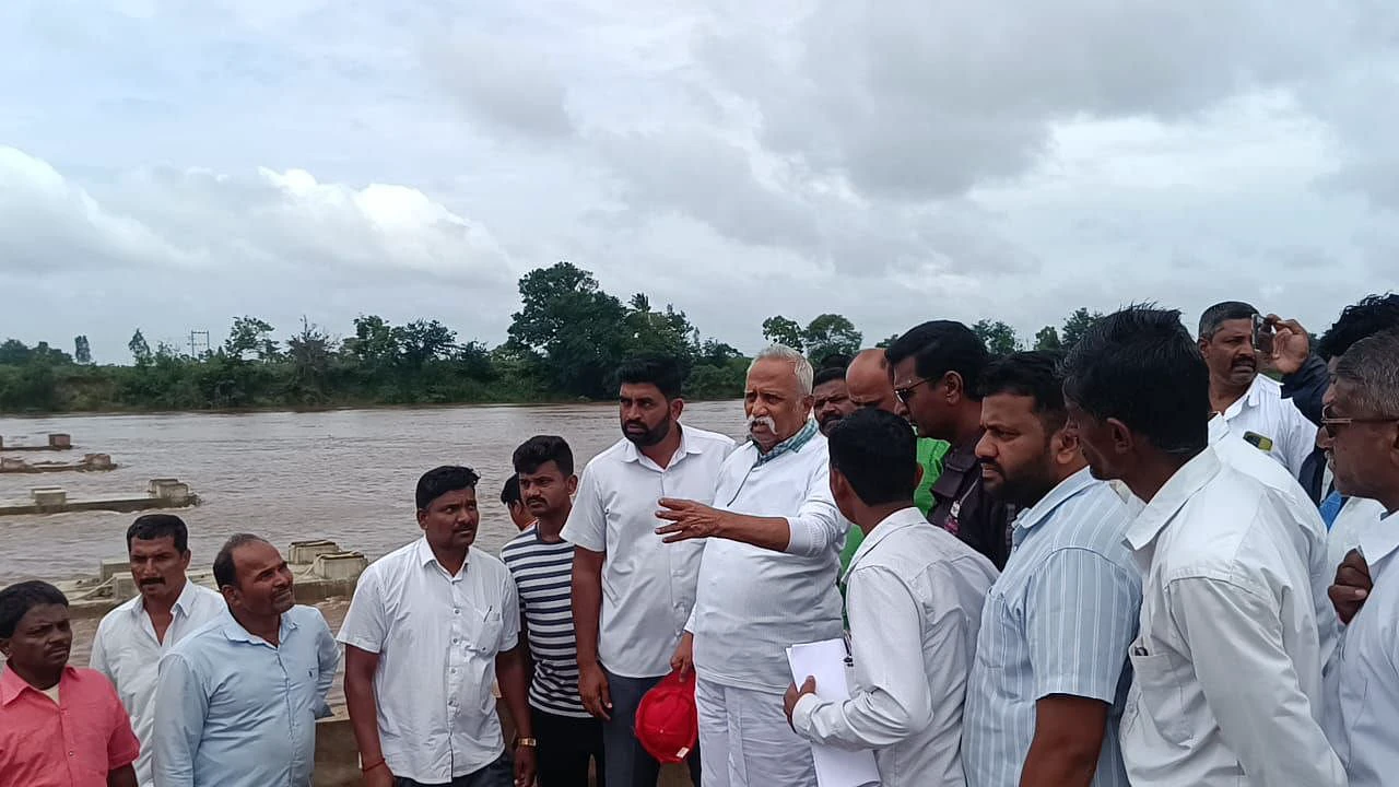 ತುಂಬಿದ ಕೃಷ್ಣೆ: ನದಿ ತೀರದ ಗ್ರಾಮಗಳಿಗೆ ಪ್ರಕಾಶ ಹುಕ್ಕೇರಿ ಭೇಟಿ