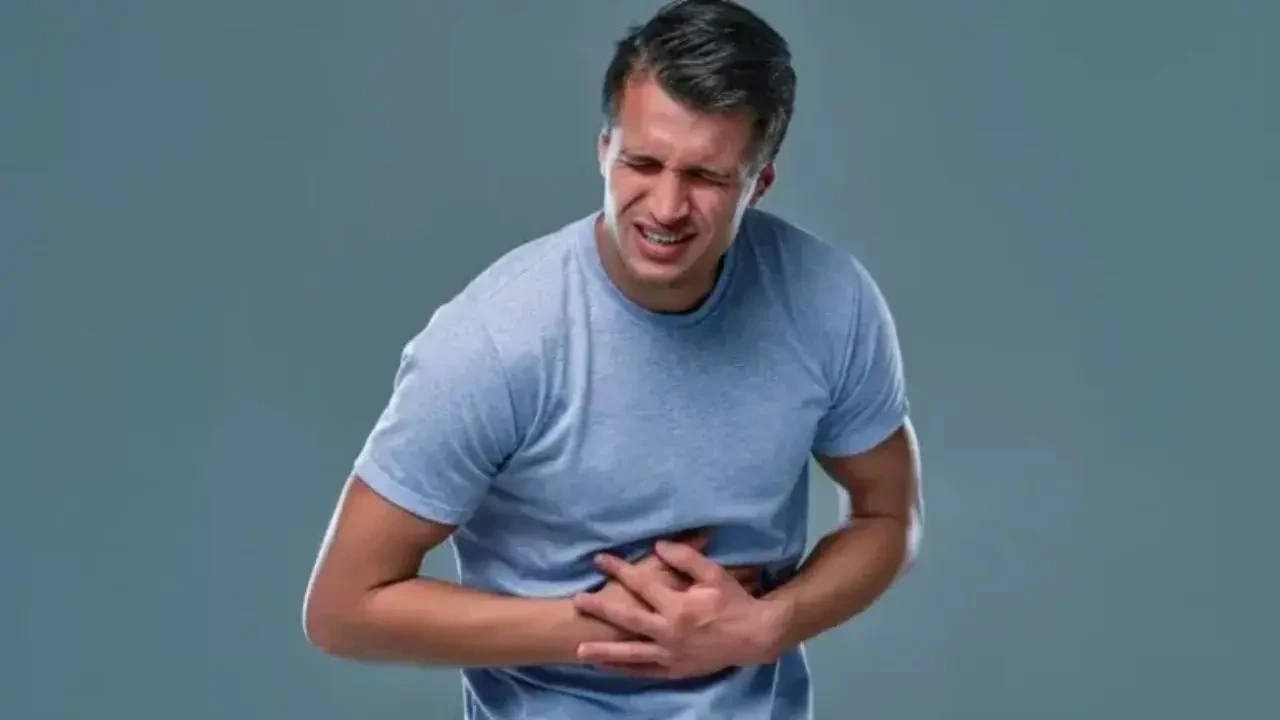 অব্যাহত পেটে ব্যথা ও ক্লান্তি হতে পারে কোলন ক্যানসারের লক্ষণ: সতর্কবার্তা চিকিৎসকদের